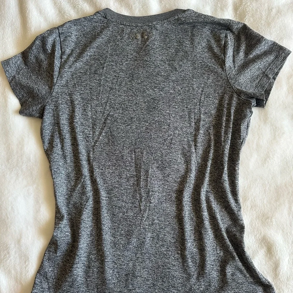 Under Armour HeatGear Short Sleeve V-Neck Loose Fit Shirt Women's Size M - Picture 2 of 8
